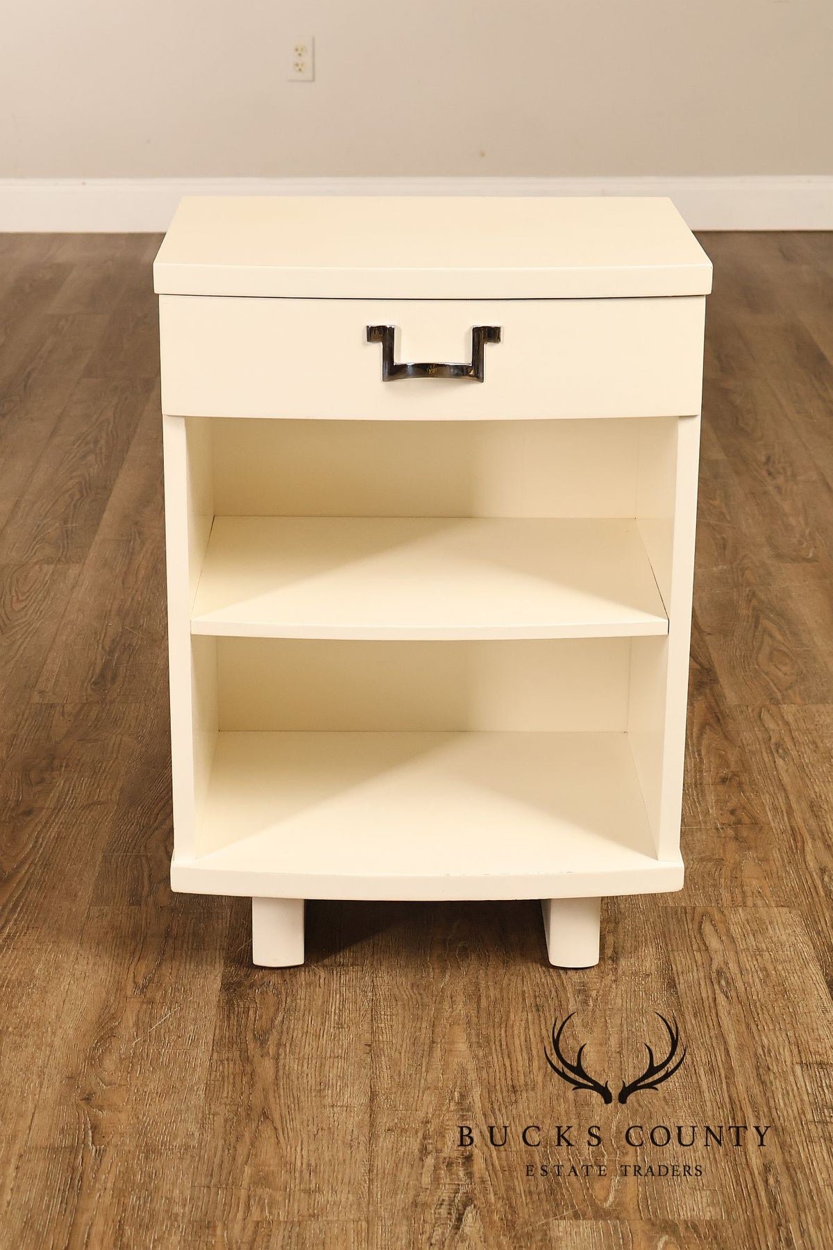 Rway Mid Century Modern Pair of White Lacquer Nightstands