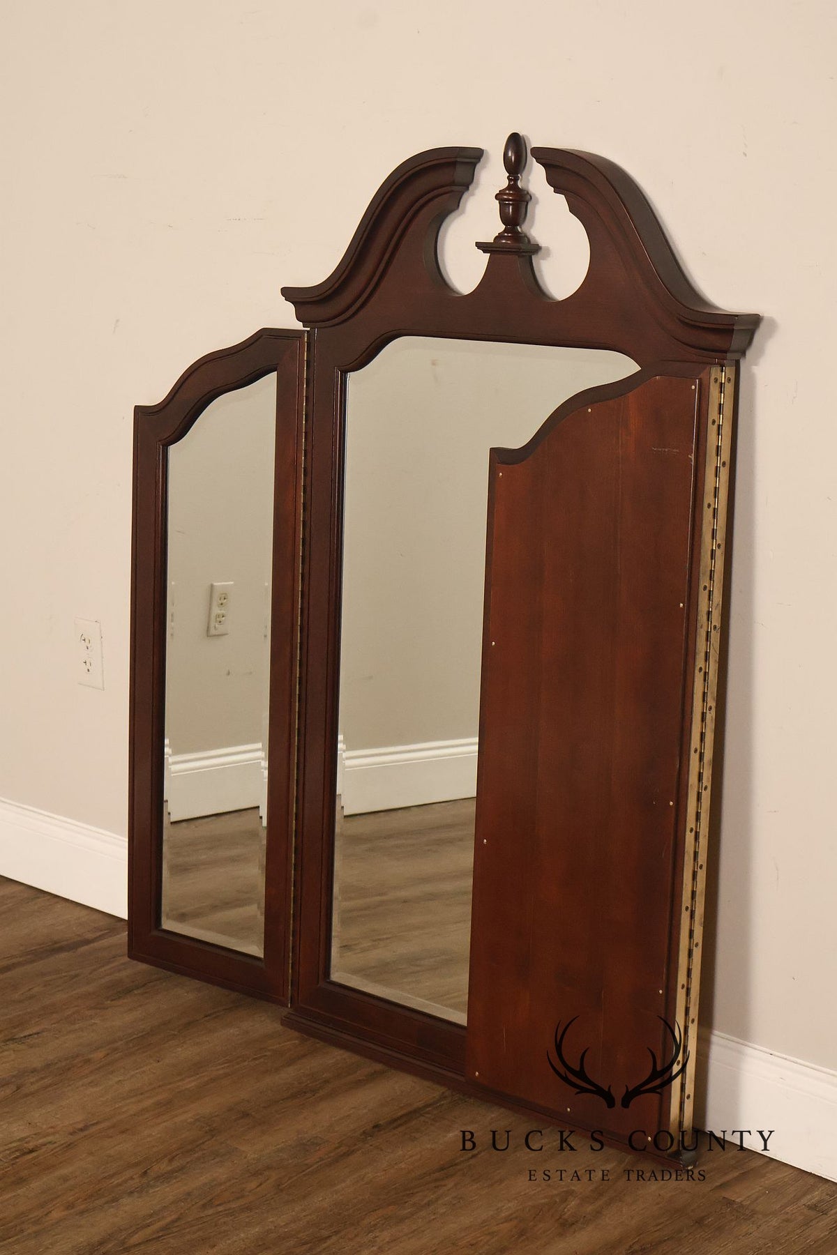 Thomasville 'Collectors Cherry' Tri-Fold Dresser Mirror