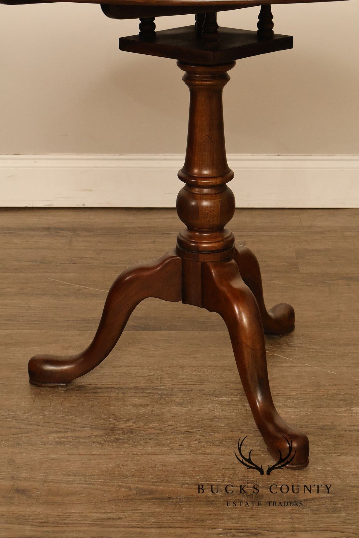 Traditional Tilt Top Pedestal Accent Table Tea Table