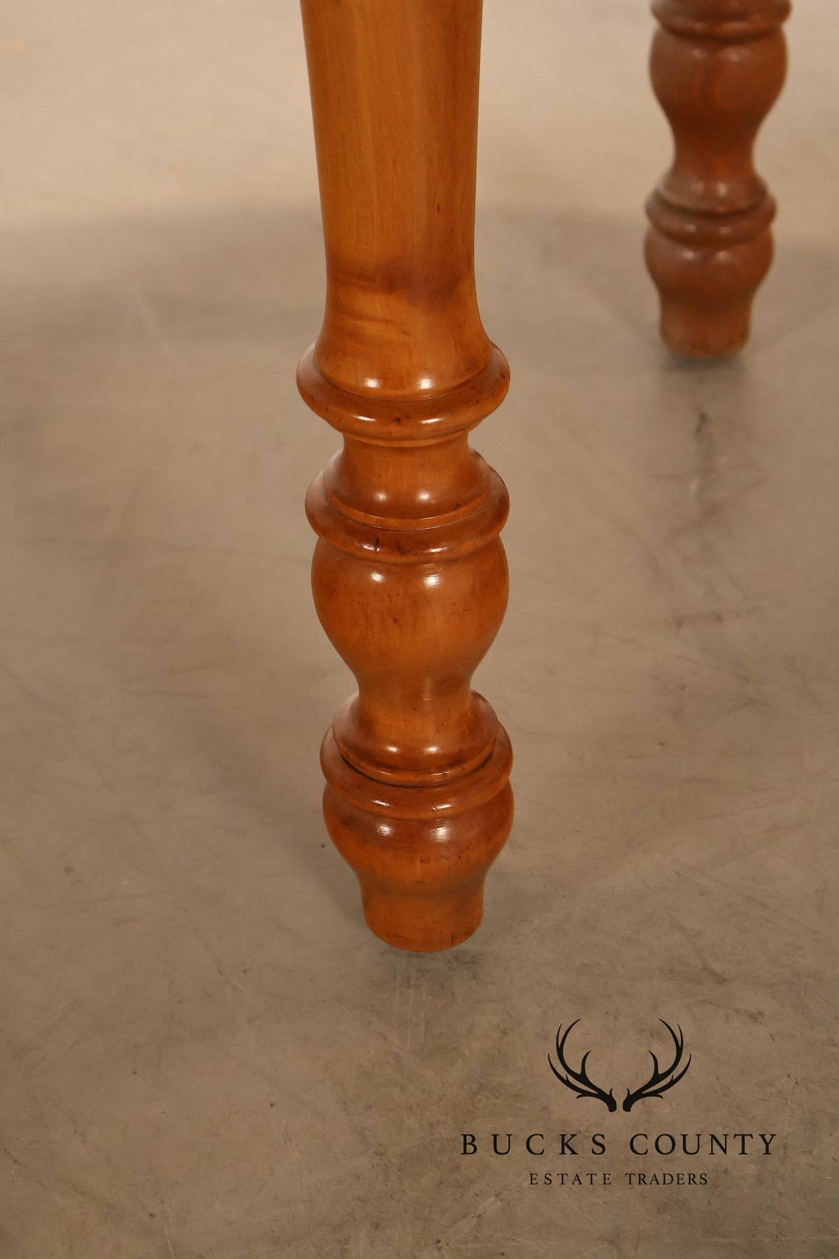 Antique Farmhouse Style Round Oak Extendable Dining Table