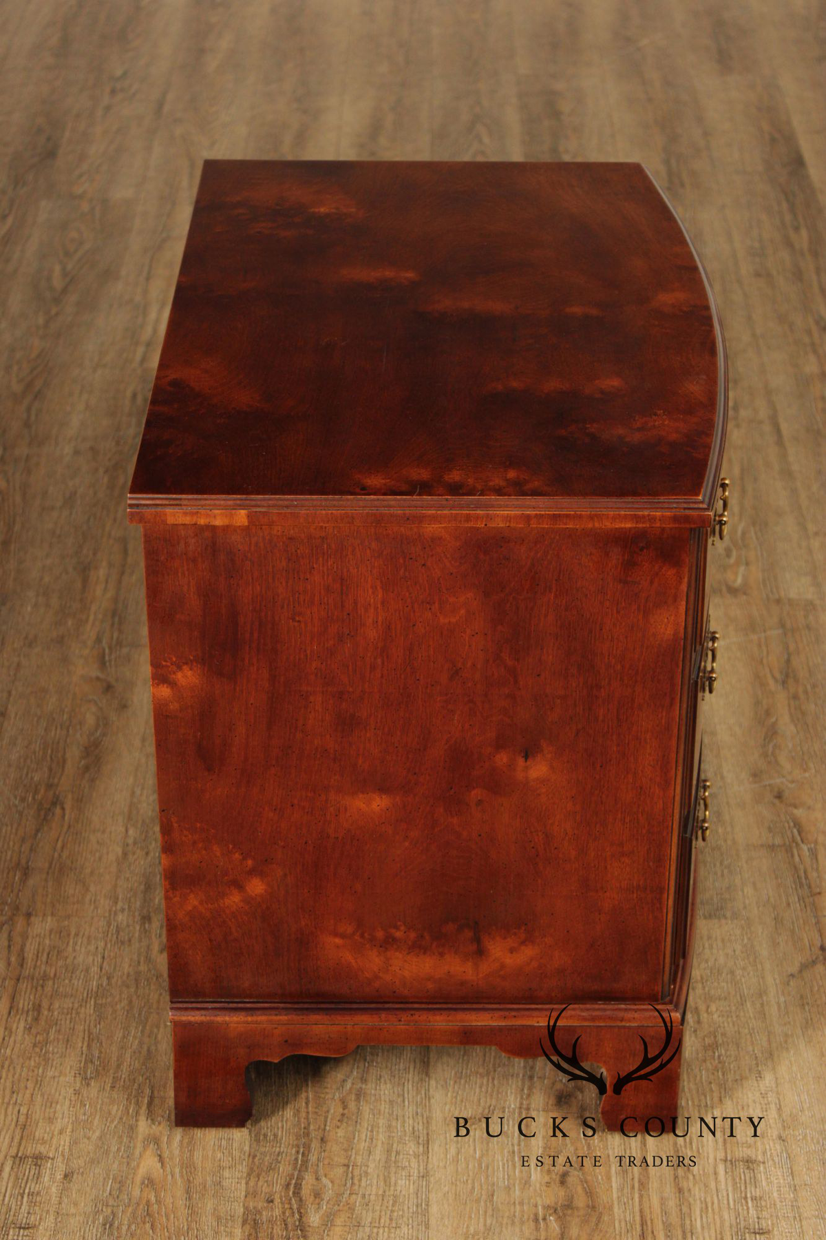 Henredon Aston Court Georgian Style Pair Bowfront Three-Drawer Chest Nightstands