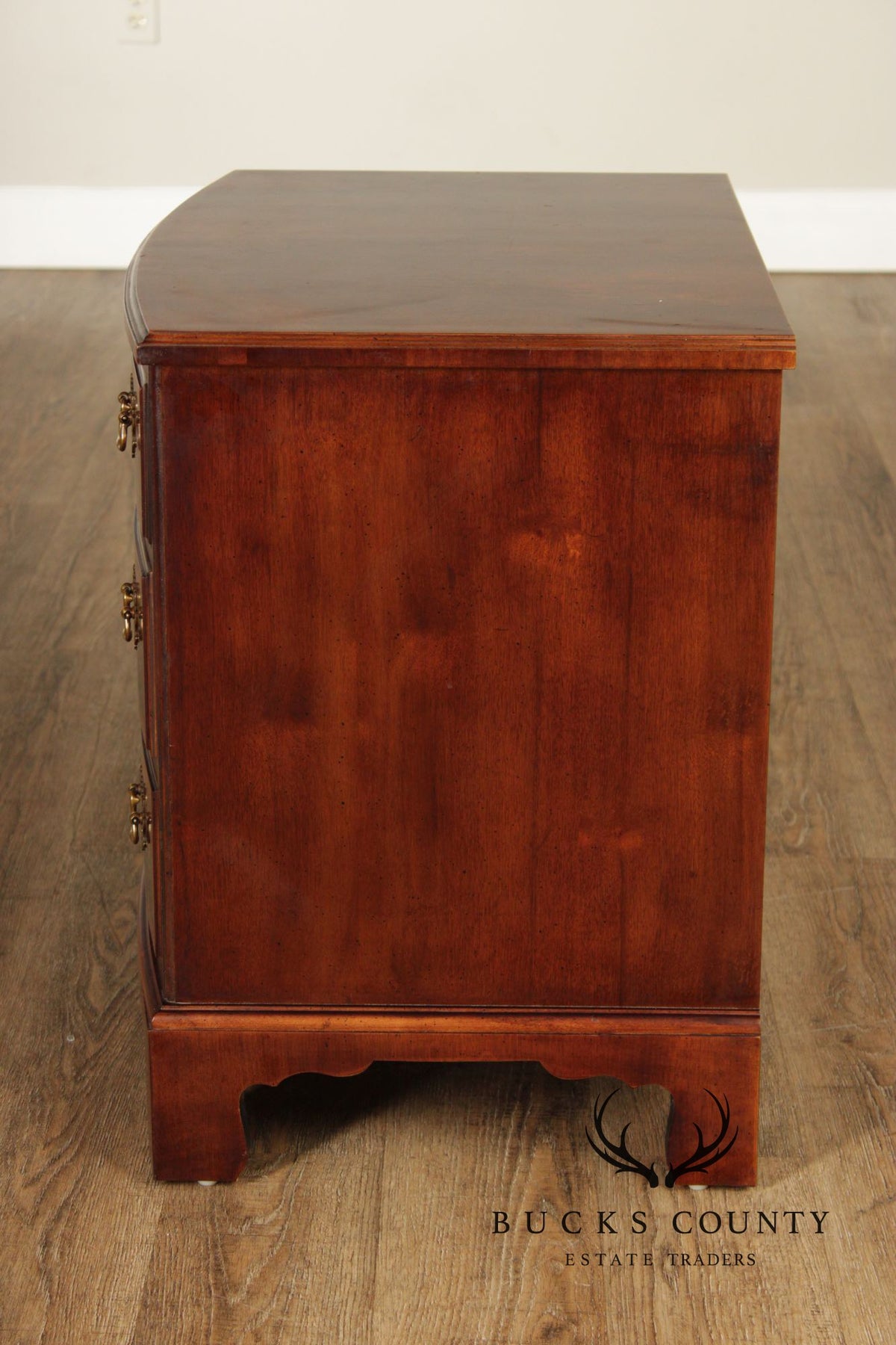 Henredon Aston Court Georgian Style Pair Bowfront Three-Drawer Chest Nightstands