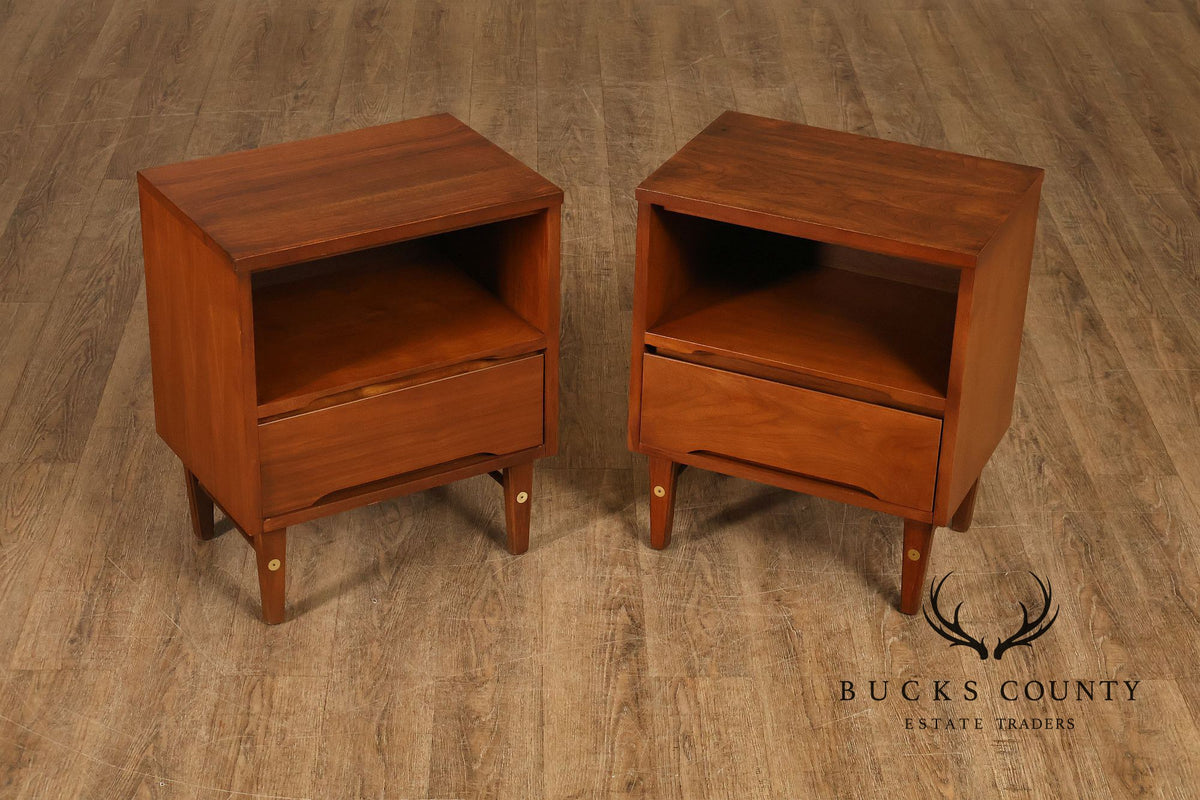 Stanley Furniture Mid Century Modern Pair of Walnut Nightstands