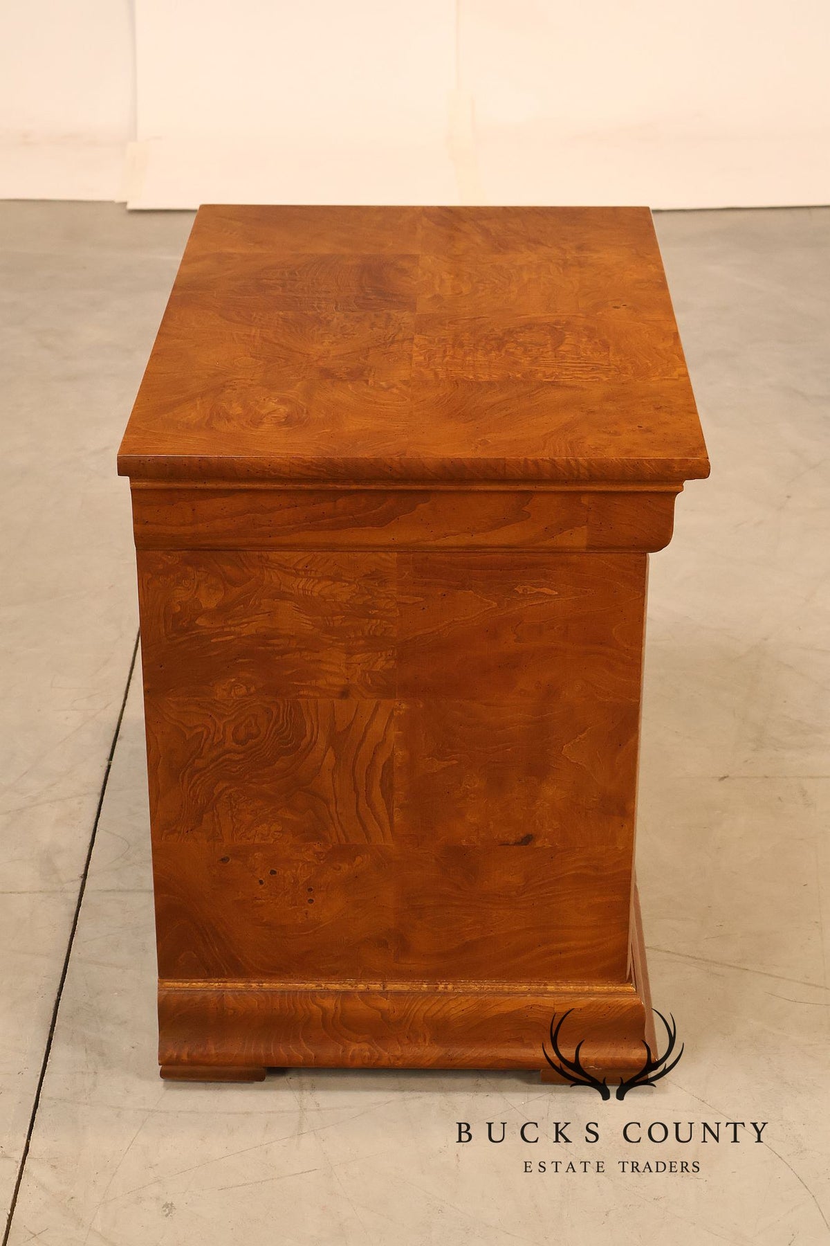 Henredon 'Charles X' Pair of Burlwood Nightstands