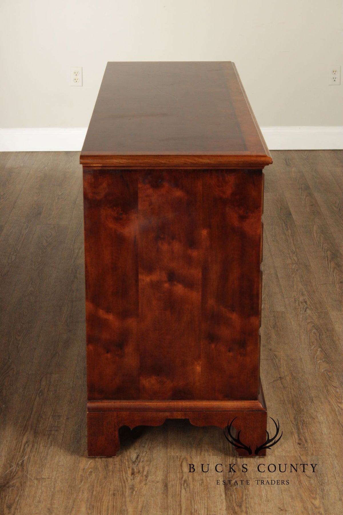 Henredon Aston Court Georgian Style Burled Mahogany Ten Drawer Dresser