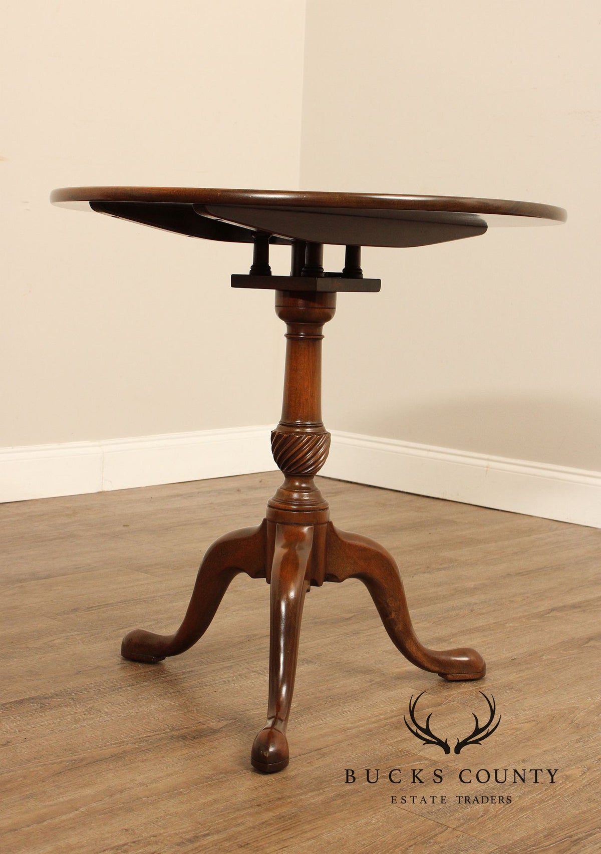 Pair of Kittinger Historic Newport Mahogany Tilt-Top Pedestal Tables
