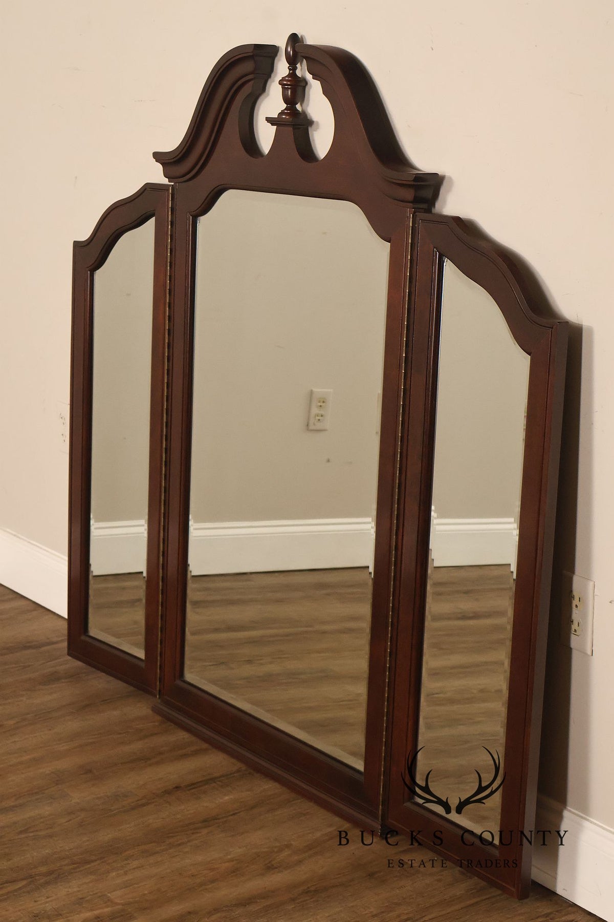 Thomasville 'Collectors Cherry' Tri-Fold Dresser Mirror