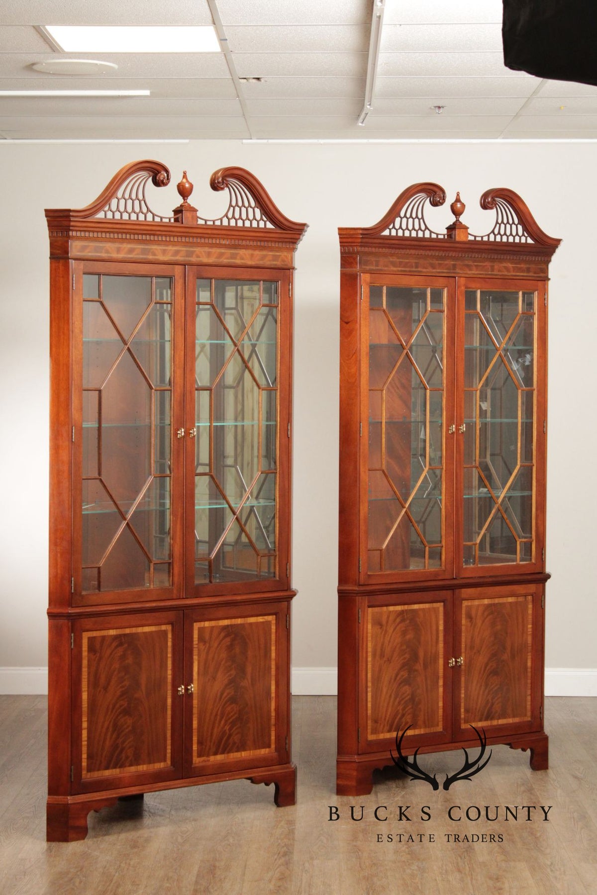 Stickley Georgian Style Pair of Mahogany Corner Cabinets