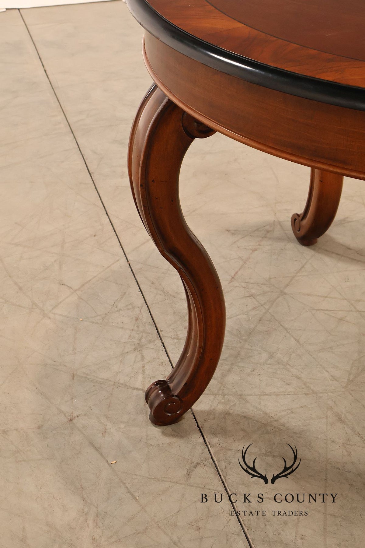 Traditional Round Mahogany Dining Table With Leaf And Banded Top