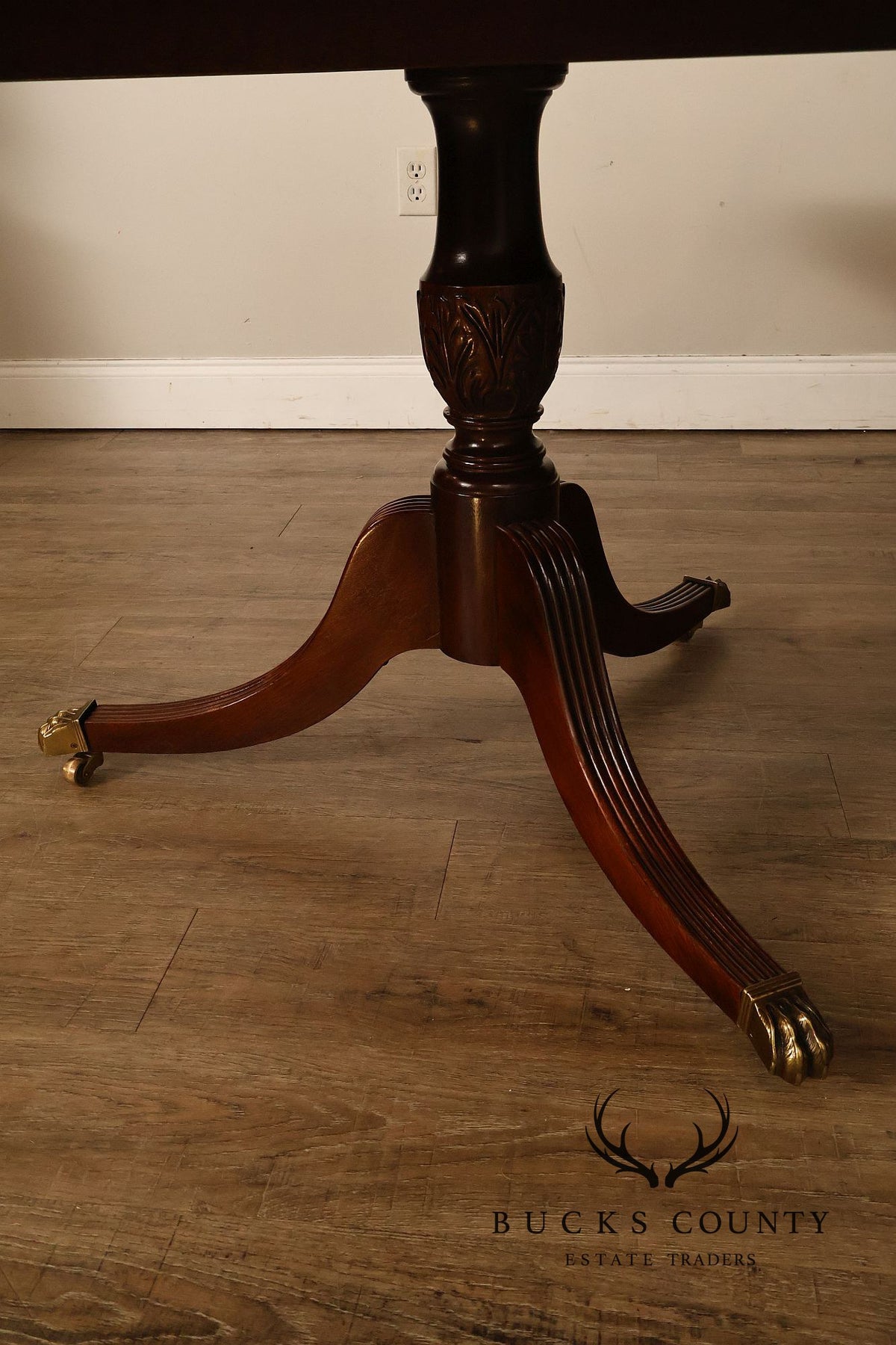 Hickory Chair Banded Mahogany Expandable Dining Table With Two Leaves