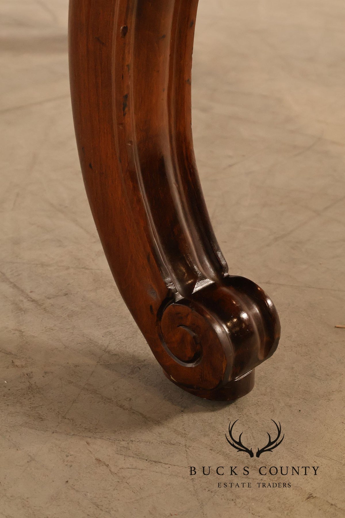 Traditional Round Mahogany Dining Table With Leaf And Banded Top