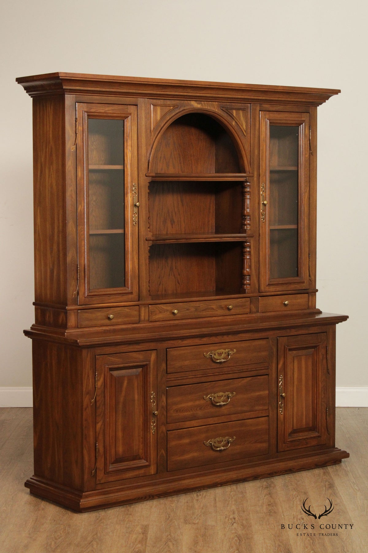 Heywood Wakefield Oak Georgian Style Illuminated Bookcase China Cabinet