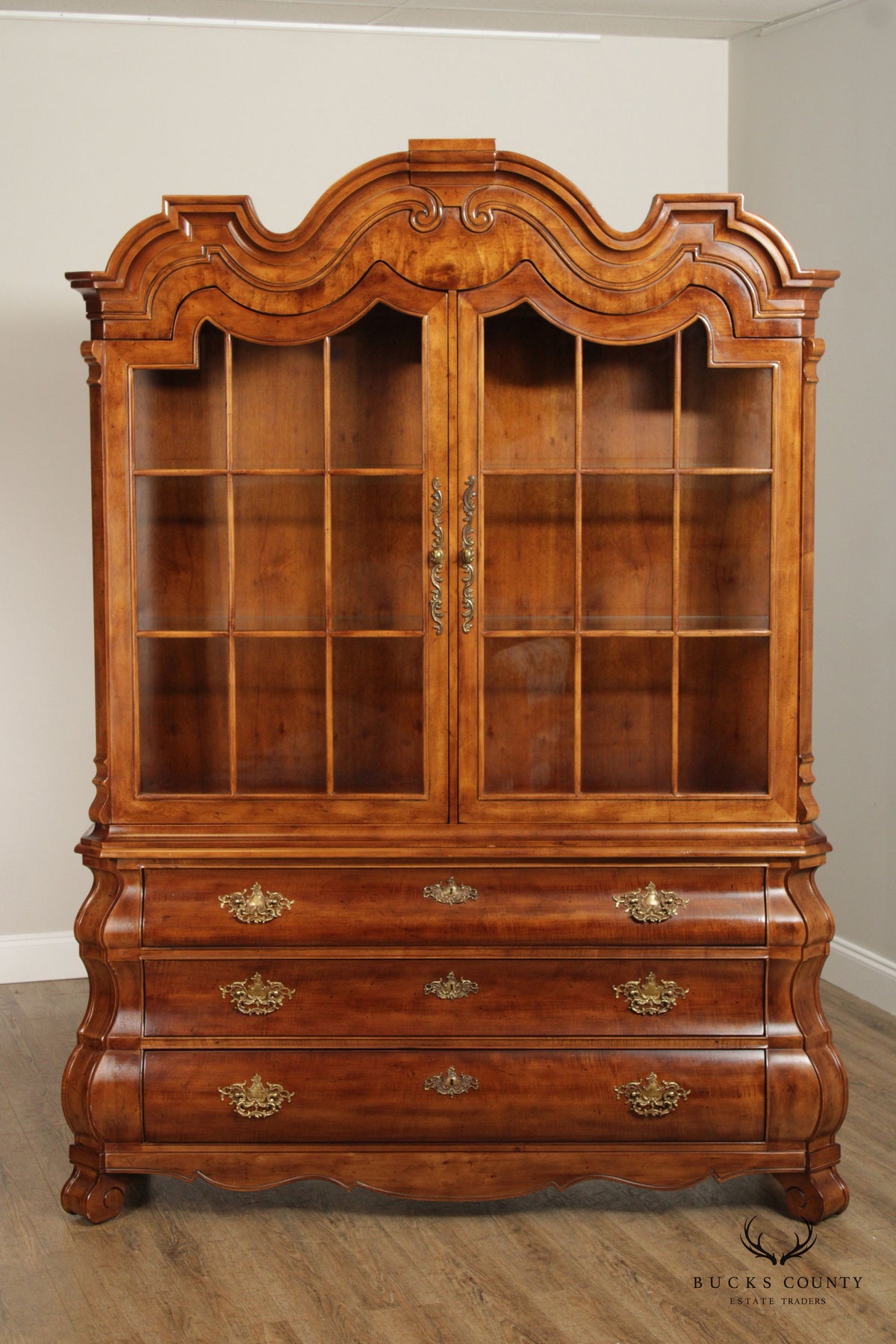 Henredon Viennese Collection Baroque Style Bombe China Cabinet