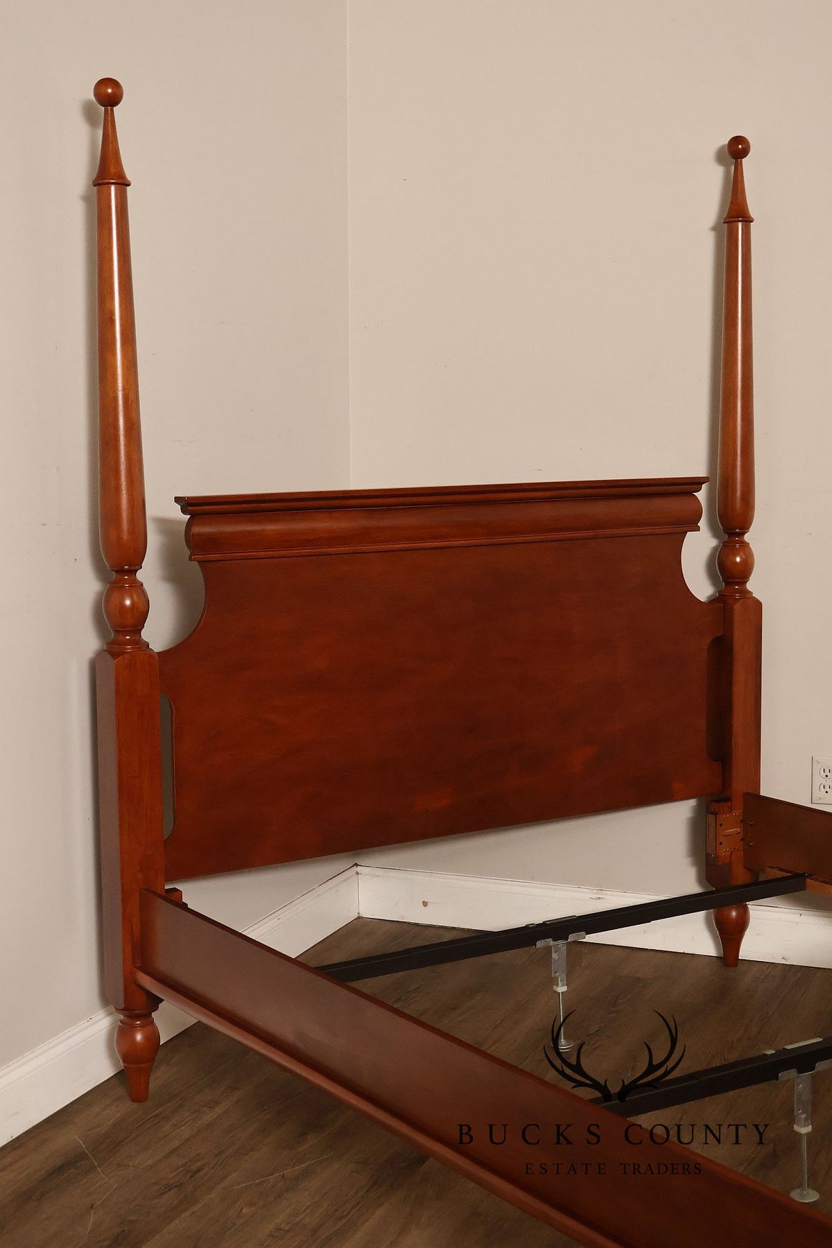 Vintage Traditional Early American Style  Queen Size Four Poster Bed