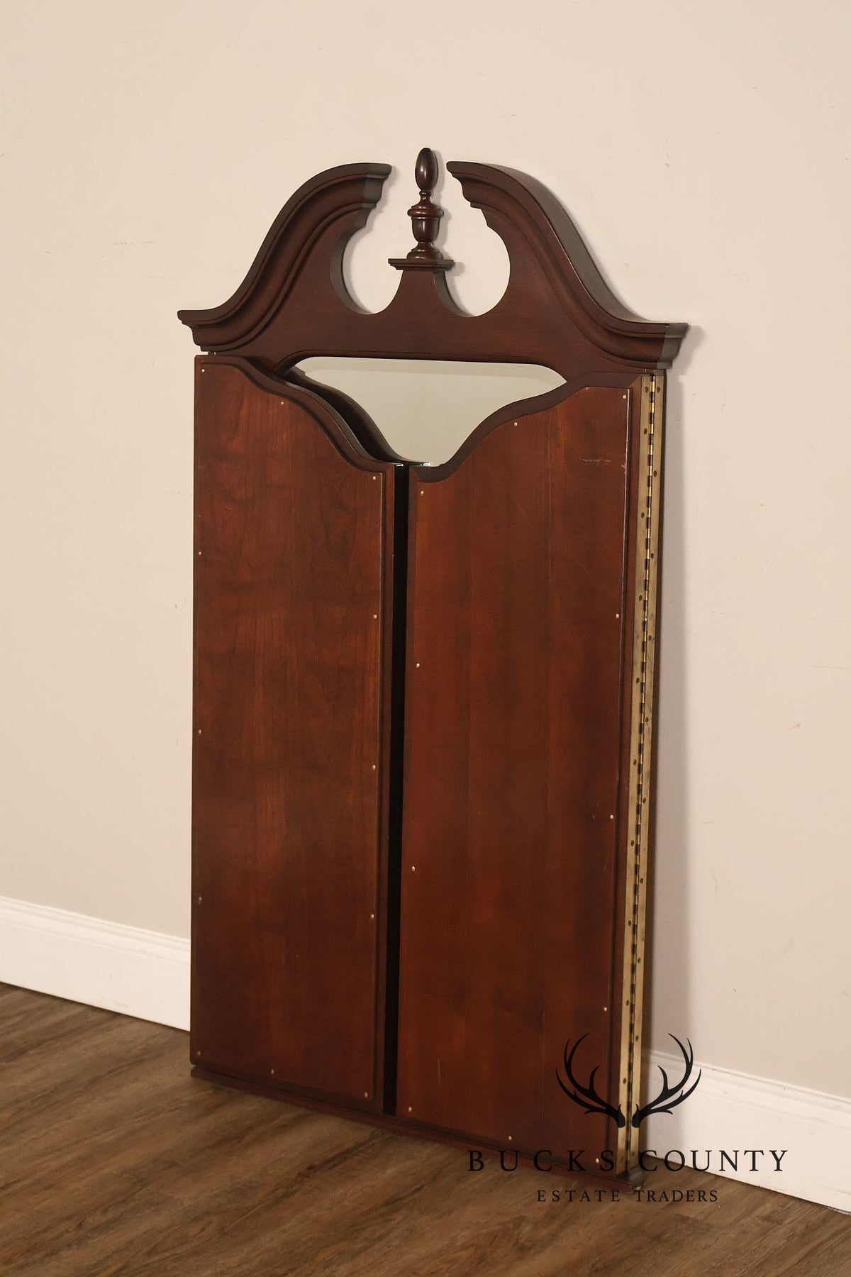 Thomasville 'Collectors Cherry' Tri-Fold Dresser Mirror