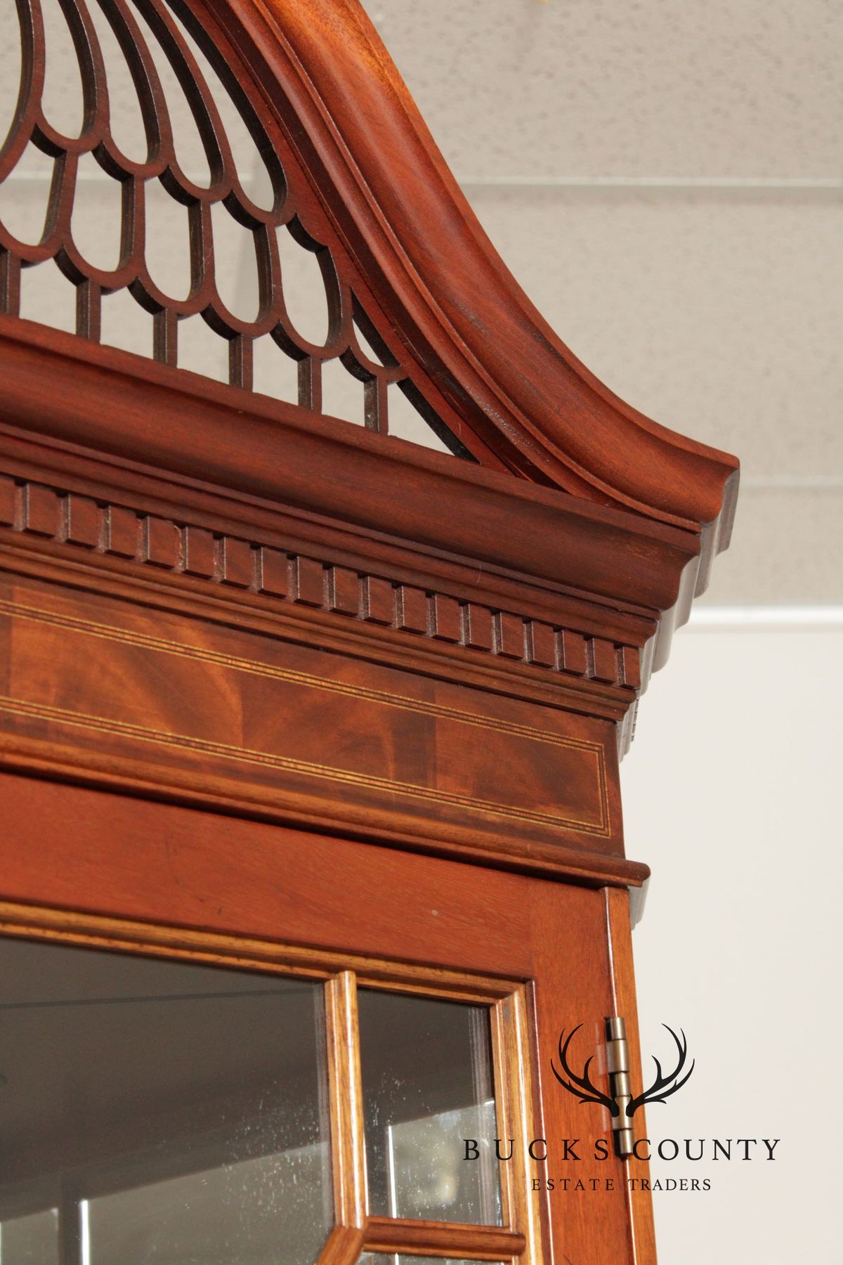 Stickley Georgian Style Pair of Mahogany Corner Cabinets