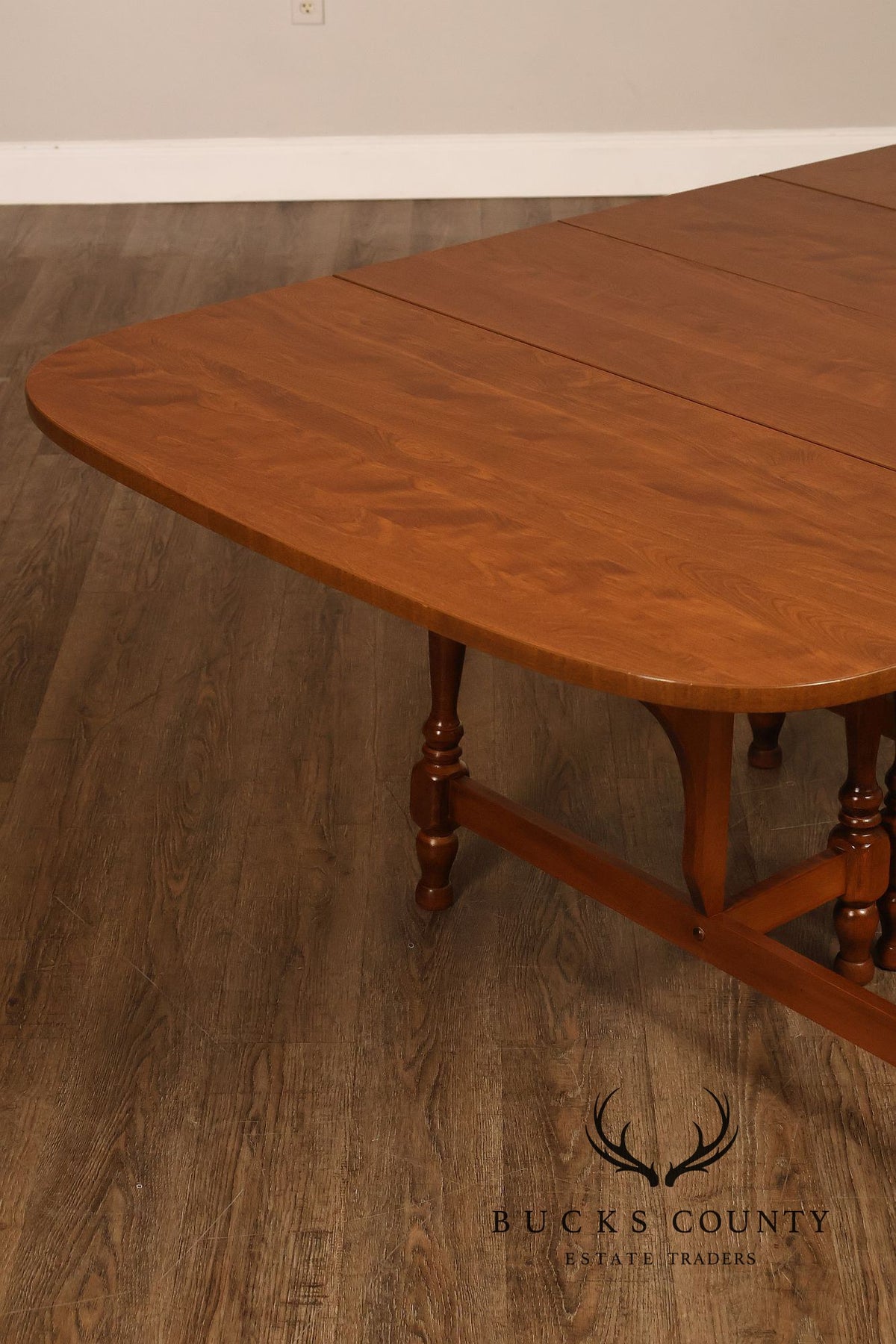 Traditional Maple Expandable Drop Leaf Gateleg Dining Table