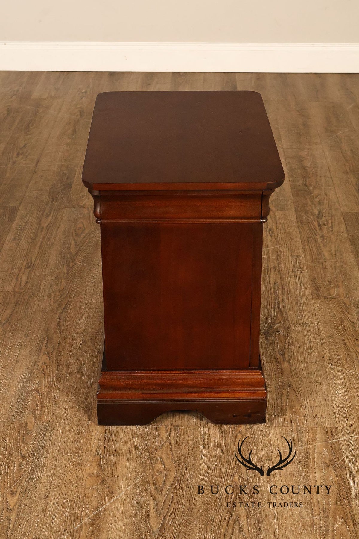 Broyhill Louis Philippe Style Pair Of Three-Drawer Nightstands