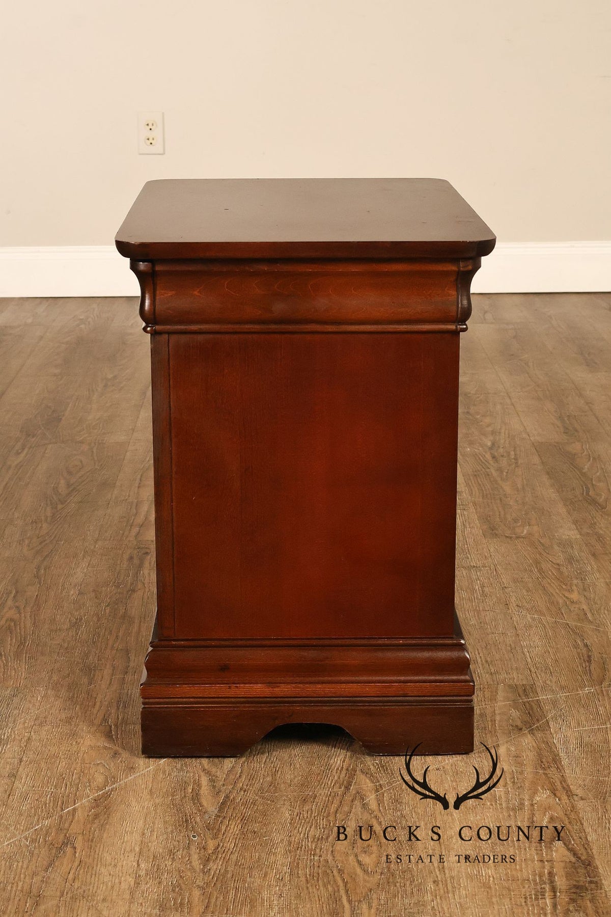 Broyhill Louis Philippe Style Pair Of Three-Drawer Nightstands