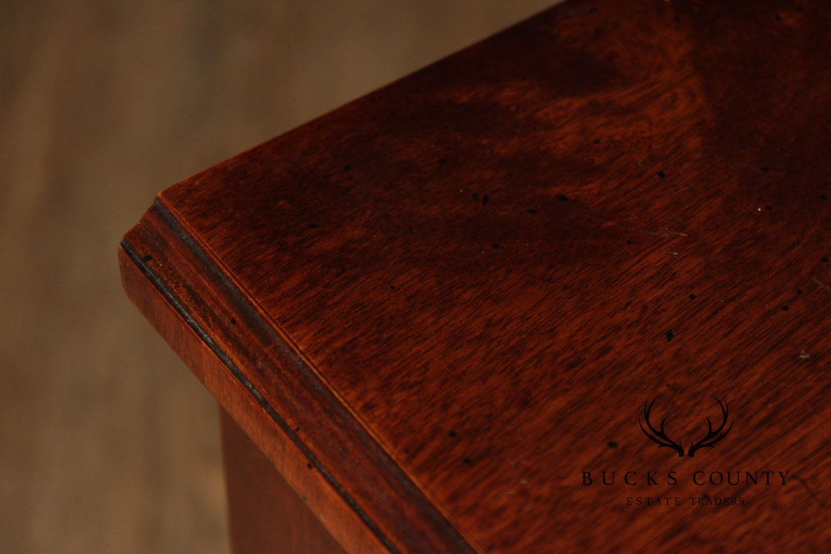 Henredon Aston Court Georgian Style Pair Bowfront Three-Drawer Chest Nightstands