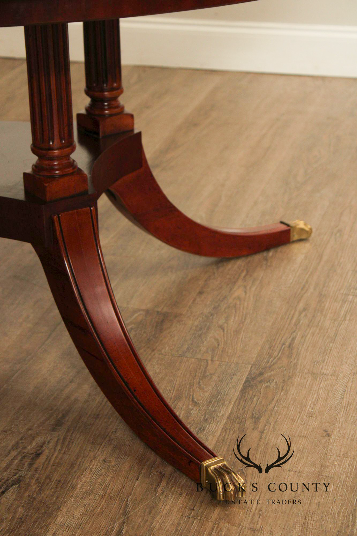 Henredon Round Expandable Flame Mahogany Pedestal Dining Table