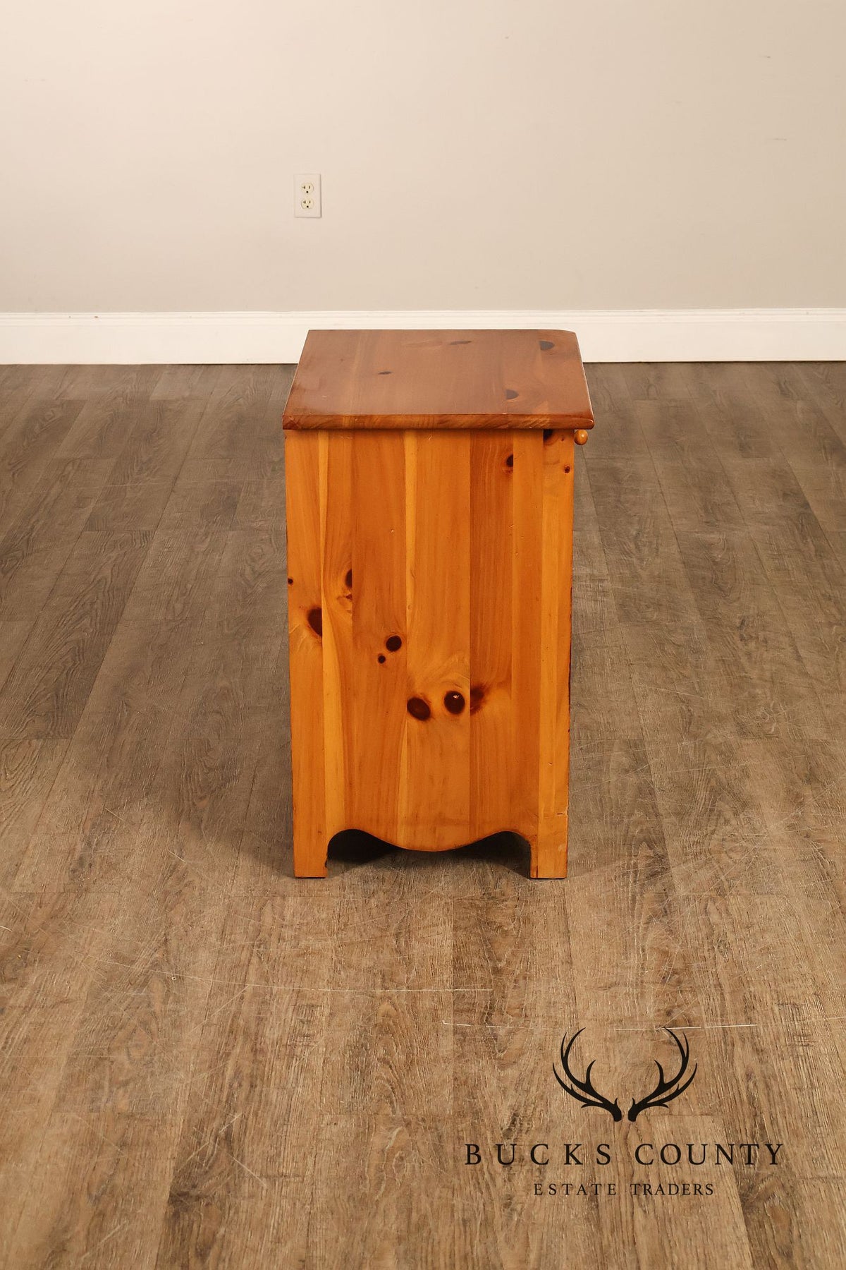 Ethan Allen Early American Style Pair of Pine Nightstands