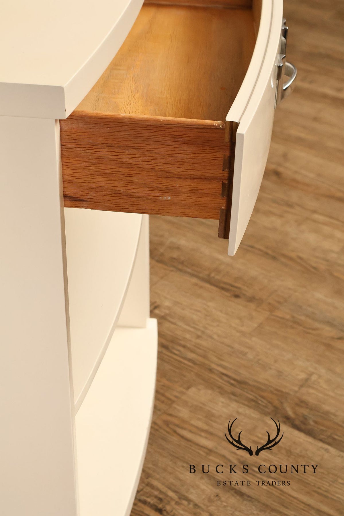 Rway Mid Century Modern Pair of White Lacquer Nightstands