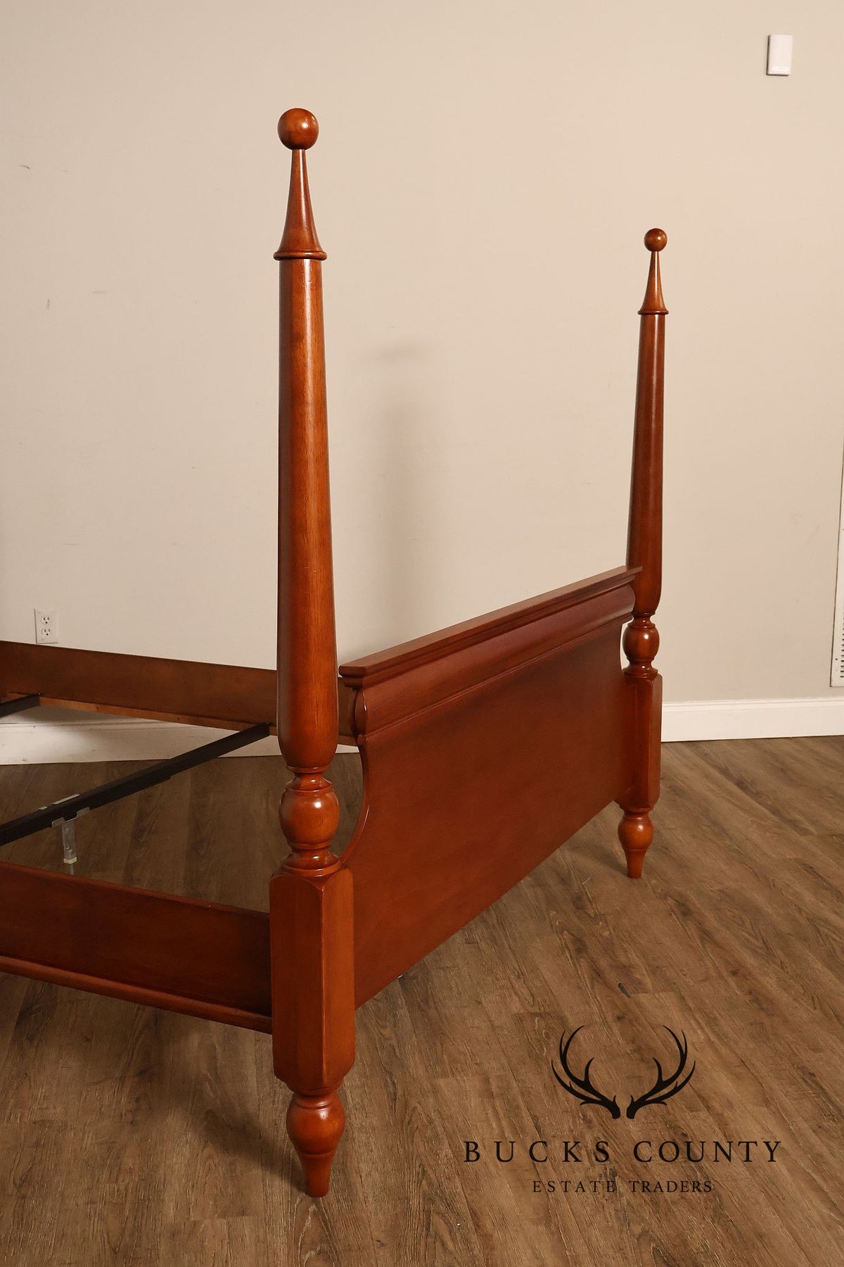 Vintage Traditional Early American Style  Queen Size Four Poster Bed