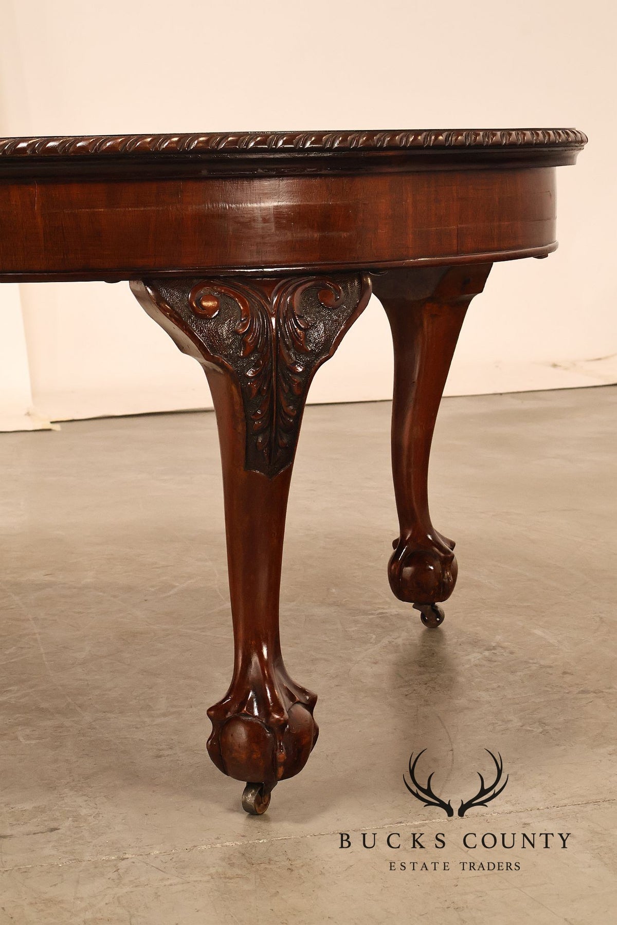 Antique Chippendale Style Mahogany Extendable Oval Dining Table
