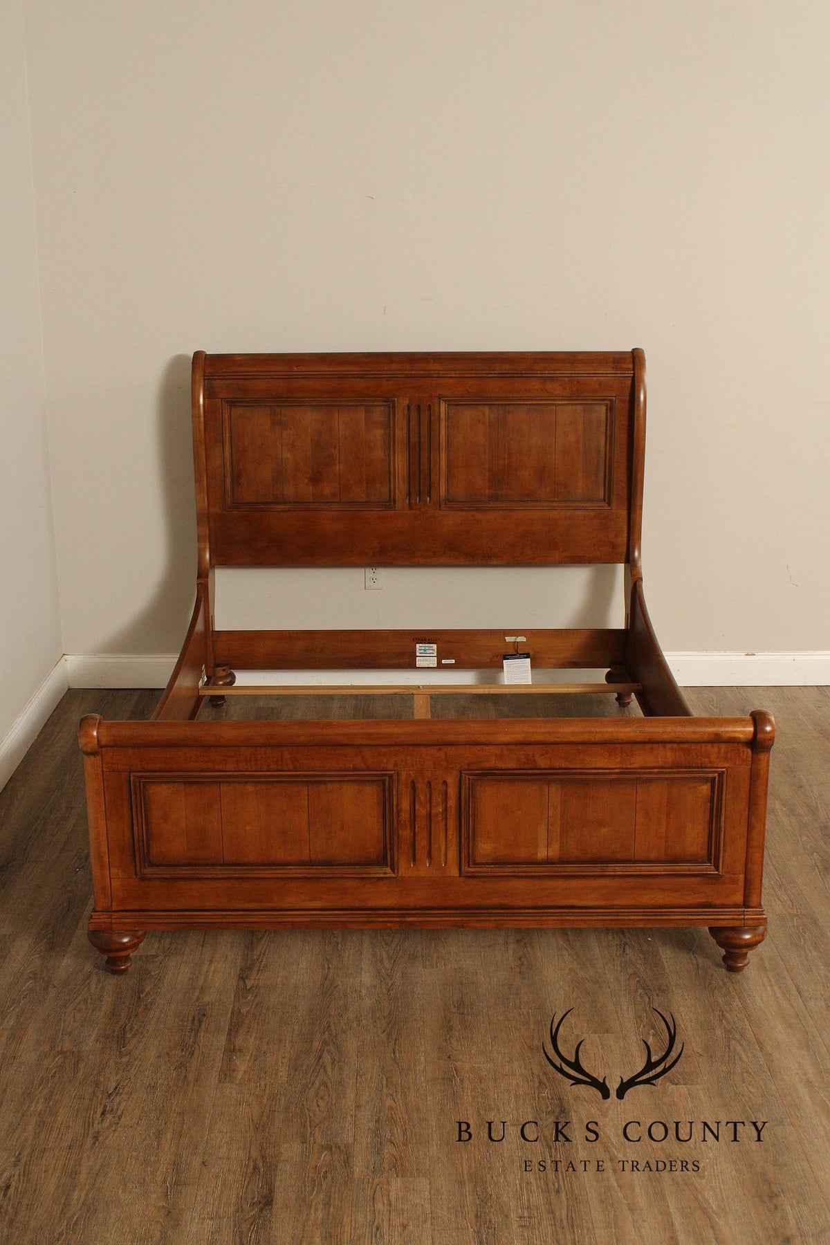 ETHAN ALLEN ‘NEW COUNTRY’ MAPLE QUEEN SLEIGH BED