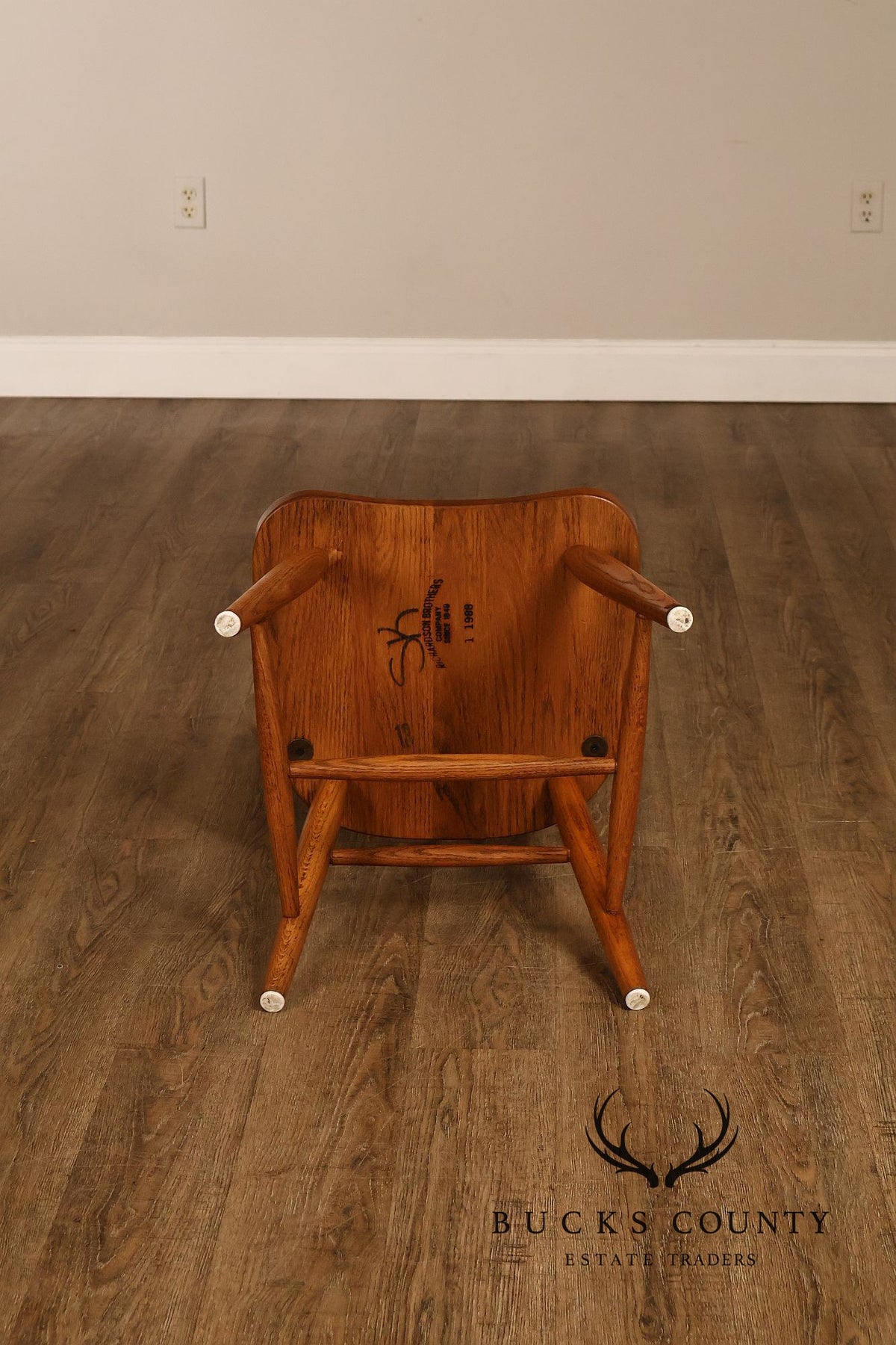 Richardson Brothers Colonial Windsor Style Set Of Seven Oak Dining Chairs