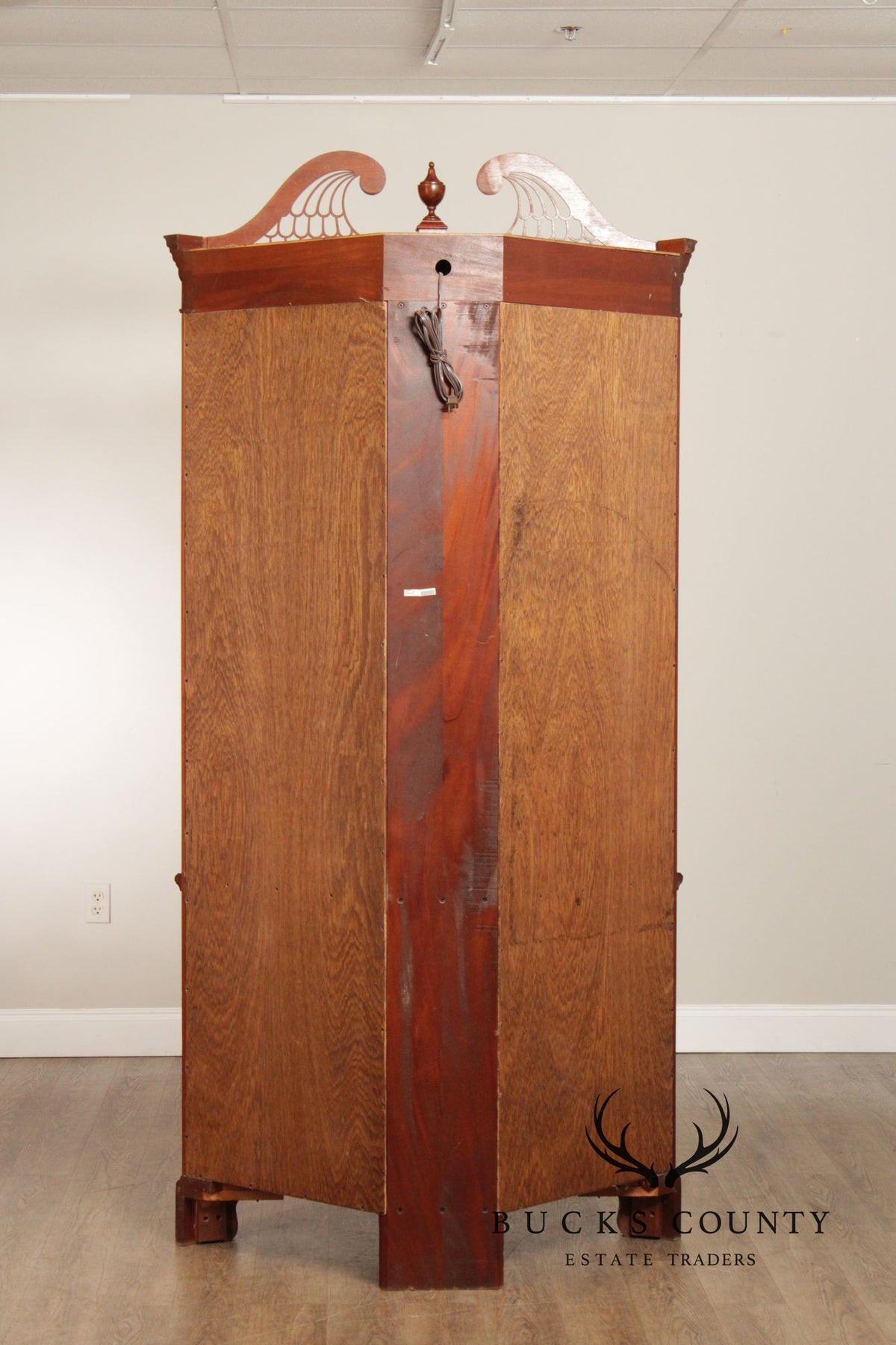 Stickley Georgian Style Pair of Mahogany Corner Cabinets