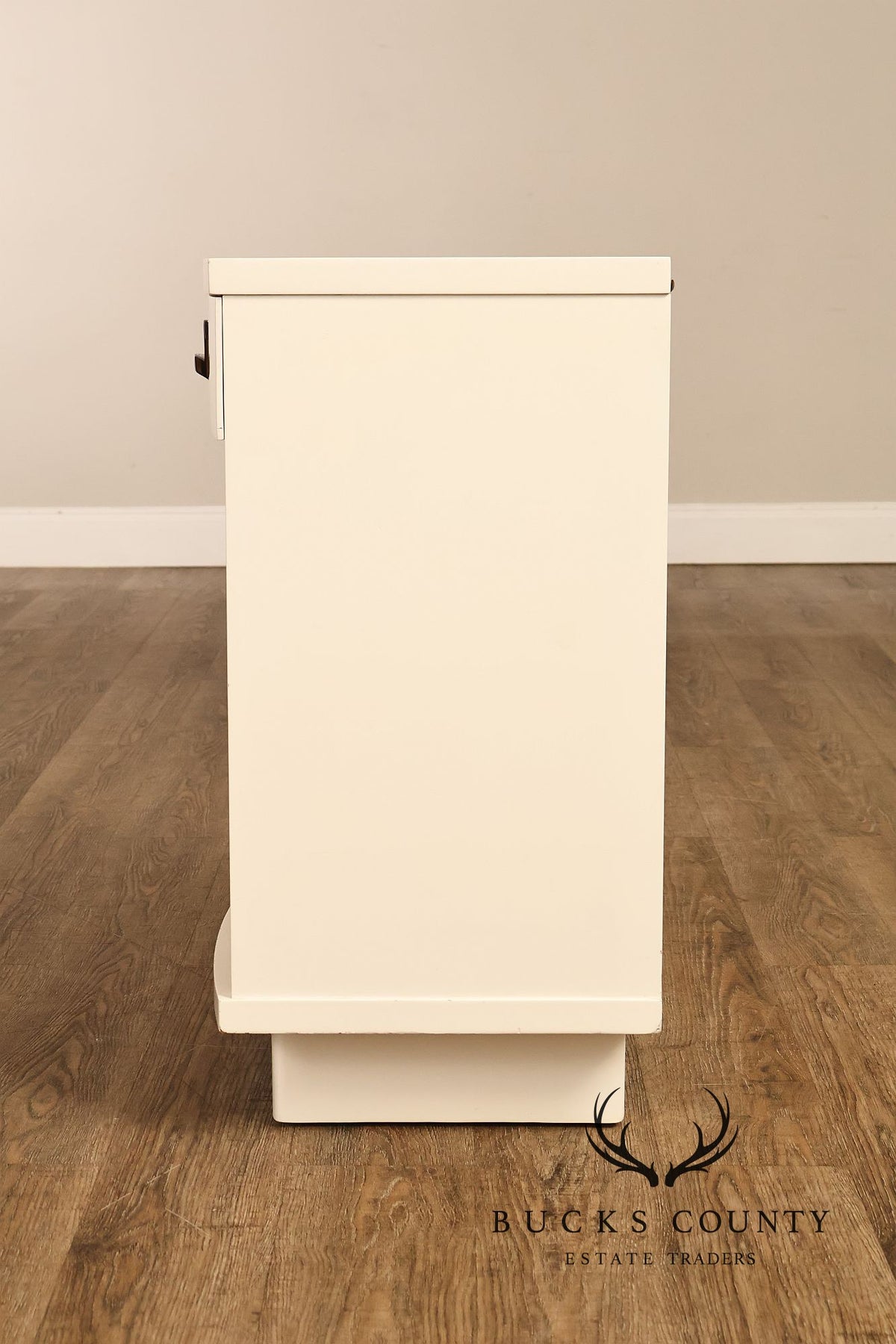 Rway Mid Century Modern Pair of White Lacquer Nightstands