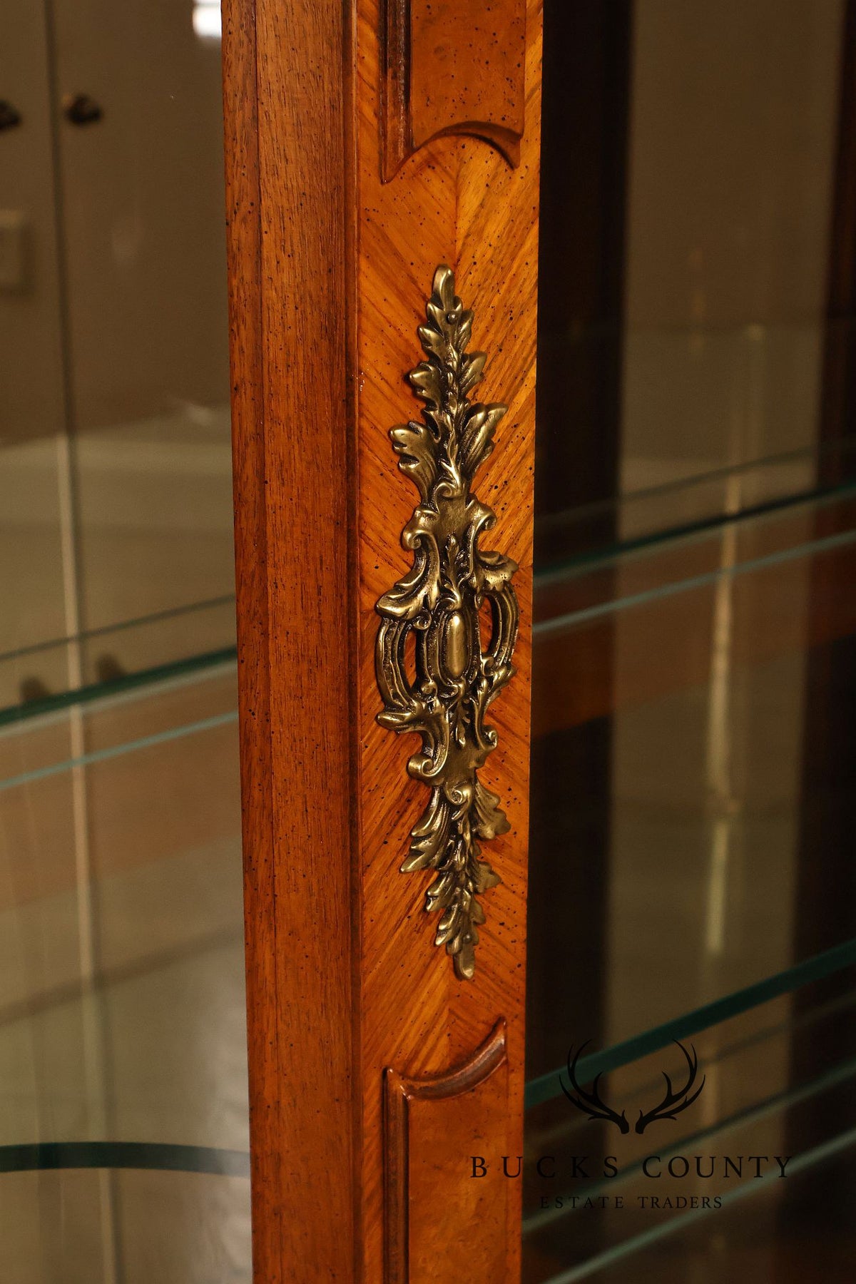 Henredon Grand Provenance Collection Lighted Glass Display Curio Cabinet