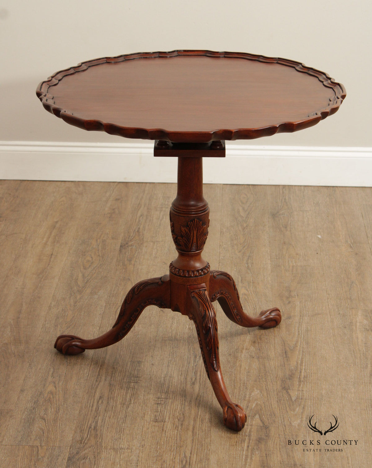 HENKEL HARRIS CHIPPENDALE STYLE MAHOGANY TILT TOP PIE CRUST TABLE