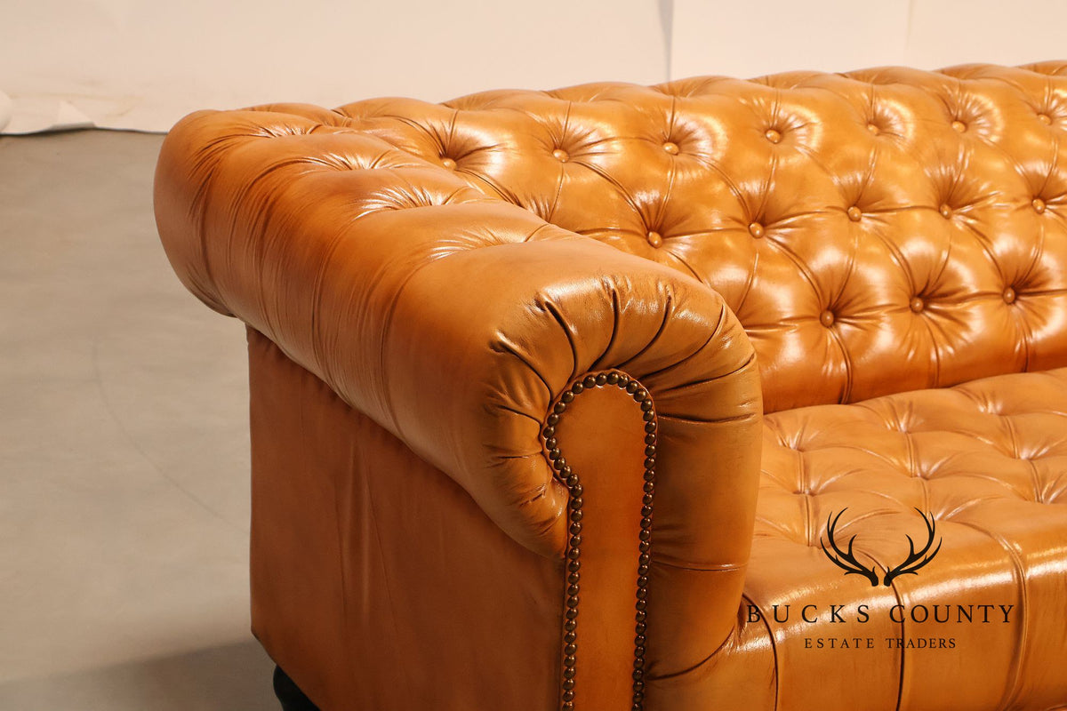 English Traditional Style Leather 'Cheyenne' Chesterfield Sofa
