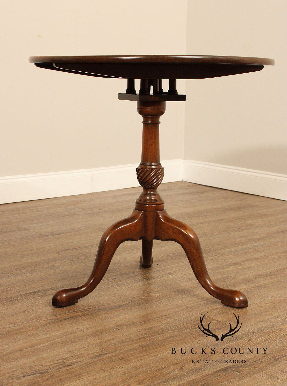 Pair of Kittinger Historic Newport Mahogany Tilt-Top Pedestal Tables